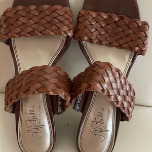 Life Stride. Size 8. Brown. 1 inch heel.